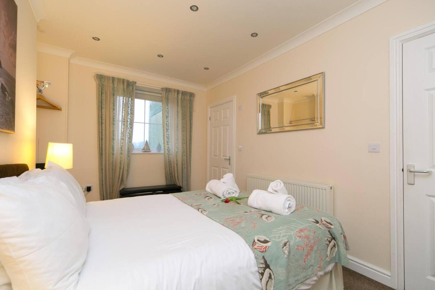 Pass The Keys Hafan Stylish 2 Bedroom Sea View Apartment Пълхели Екстериор снимка